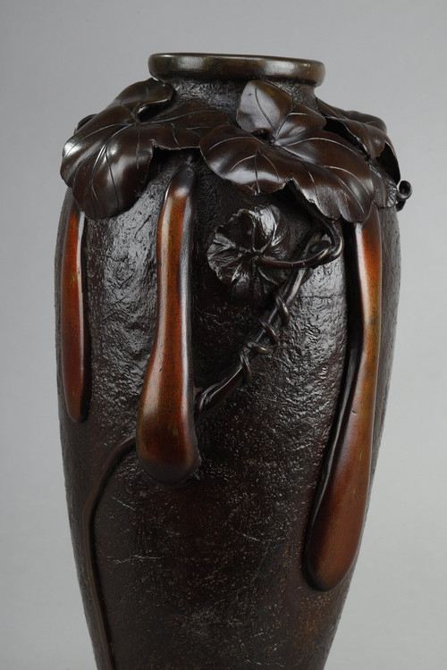 JAPAN, MEIJI PERIOD (1868-1912) : BRONZE VASE WITH SHADED BROWN PATINA