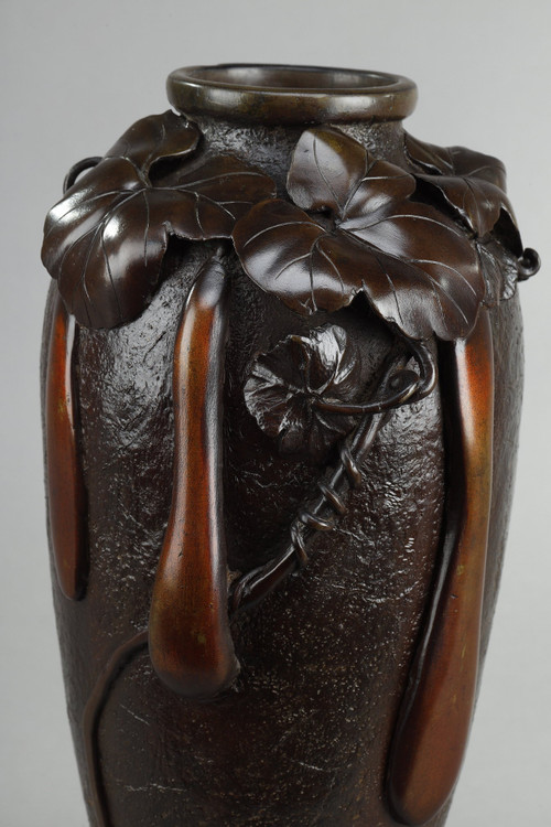 JAPAN, MEIJI PERIOD (1868-1912) : BRONZE VASE WITH SHADED BROWN PATINA
