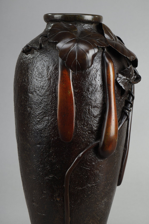 JAPAN, MEIJI PERIOD (1868-1912) : BRONZE VASE WITH SHADED BROWN PATINA