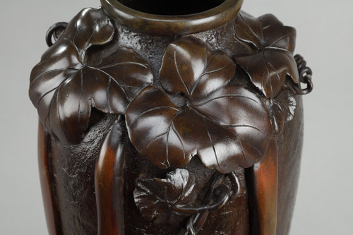 JAPAN, MEIJI PERIOD (1868-1912) : BRONZE VASE WITH SHADED BROWN PATINA