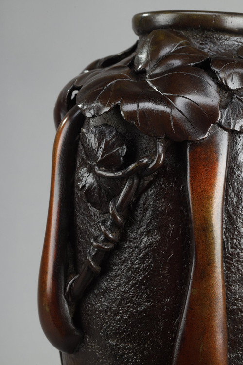 JAPAN, MEIJI PERIOD (1868-1912) : BRONZE VASE WITH SHADED BROWN PATINA
