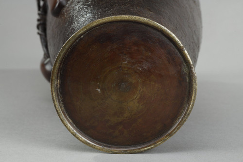 JAPAN, MEIJI PERIOD (1868-1912) : BRONZE VASE WITH SHADED BROWN PATINA