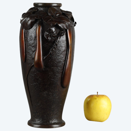 JAPAN, MEIJI PERIOD (1868-1912) : BRONZE VASE WITH SHADED BROWN PATINA