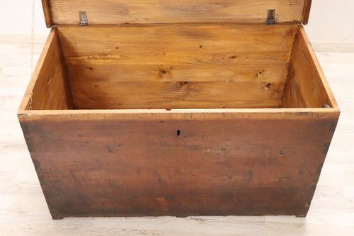 Baule rustico in legno di abete, fine XIX secolo