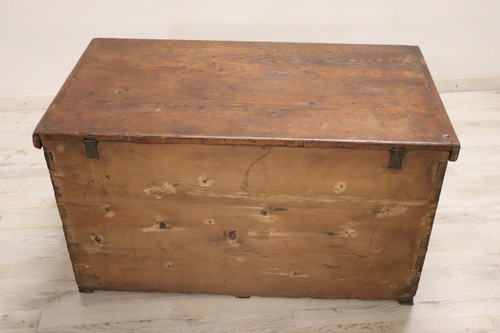 Baule rustico in legno di abete, fine XIX secolo
