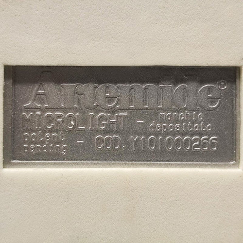 1990 Splendida lampada da tavolo blu "Microlight" di Ernesto Gismondi per Artemide. Realizzata in Italia