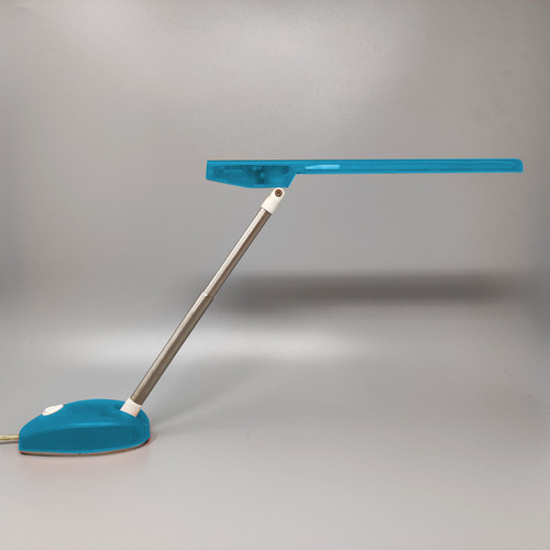 1990 Splendida lampada da tavolo blu "Microlight" di Ernesto Gismondi per Artemide. Realizzata in Italia