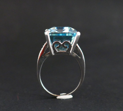 Bague Sertie d'Une Importante Aigue Marine épaulée De Diamants. Certificat de gemmologie.