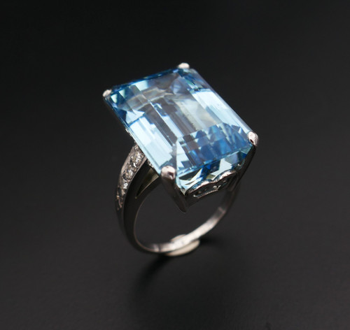 Bague Sertie d'Une Importante Aigue Marine épaulée De Diamants. Certificat de gemmologie.