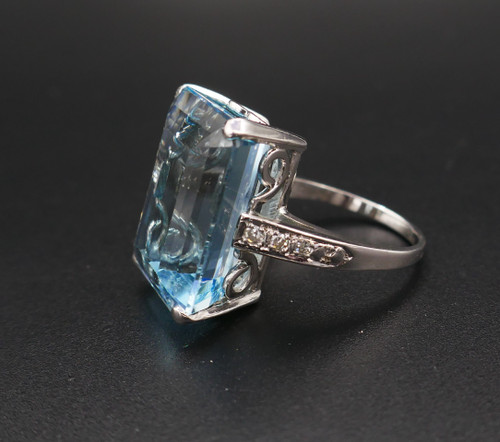 Bague Sertie d'Une Importante Aigue Marine épaulée De Diamants. Certificat de gemmologie.