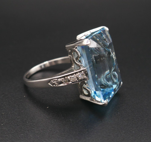 Bague Sertie d'Une Importante Aigue Marine épaulée De Diamants. Certificat de gemmologie.