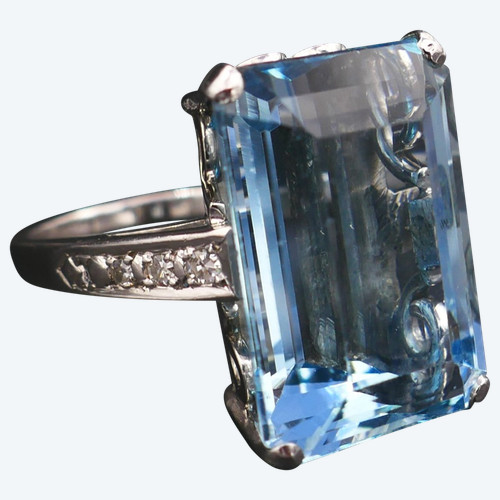 Bague Sertie d'Une Importante Aigue Marine épaulée De Diamants. Certificat de gemmologie.