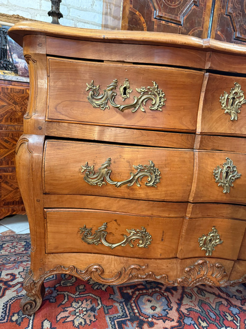 COMMODE DE FORME TOMBEAU EPOQUE LOUIS XV - 18ème