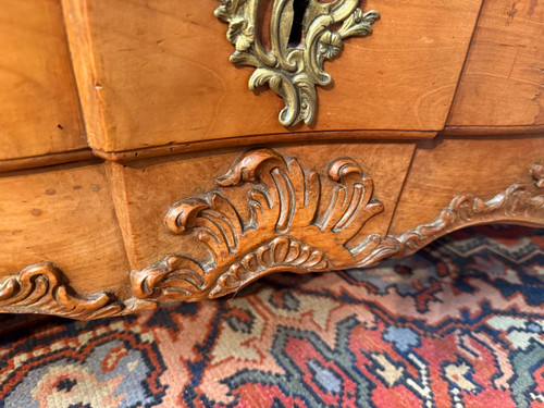 COMMODE DE FORME TOMBEAU EPOQUE LOUIS XV - 18ème