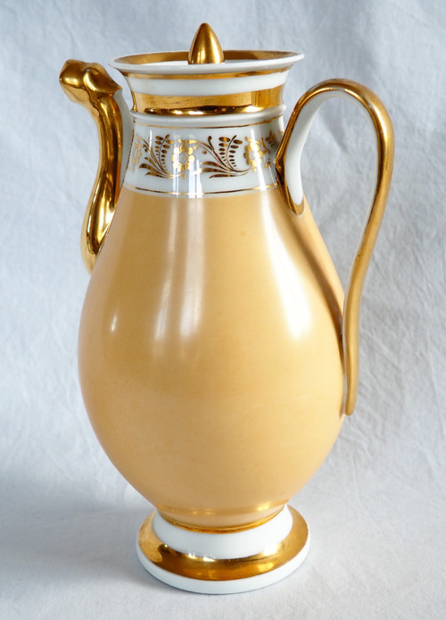 Large Empire coffee pot in mandarin and gold Paris porcelain, 19th century