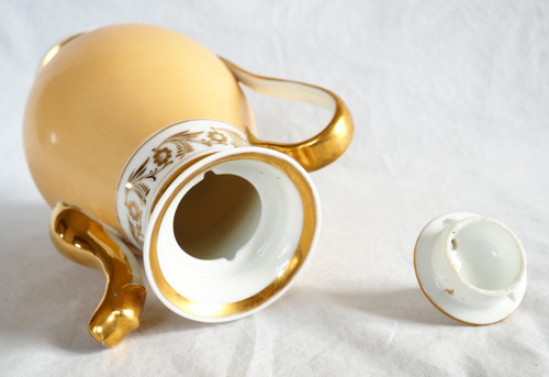 Large Empire coffee pot in mandarin and gold Paris porcelain, 19th century