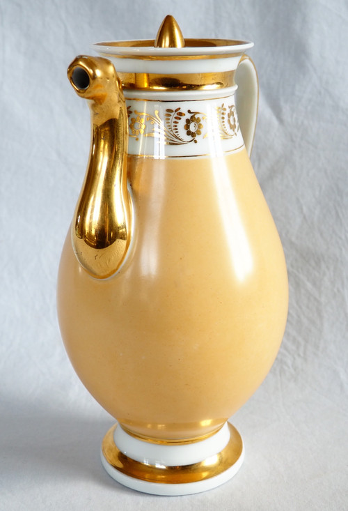Large Empire coffee pot in mandarin and gold Paris porcelain, 19th century