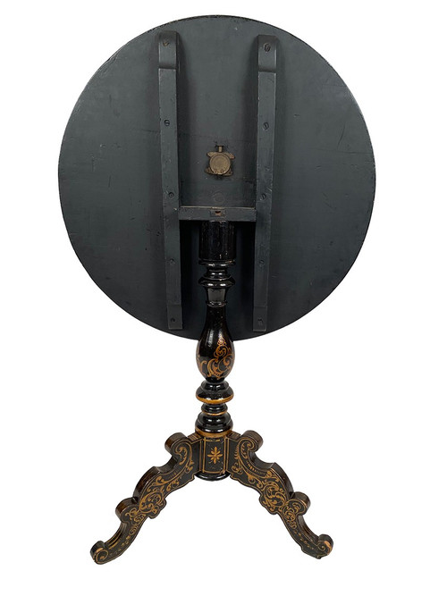 Guéridon basculant Napoléon III, bois laqué noir à décor peint de fleurs et de nacre