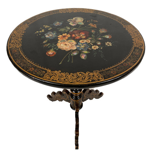 Guéridon basculant Napoléon III, bois laqué noir à décor peint de fleurs et de nacre