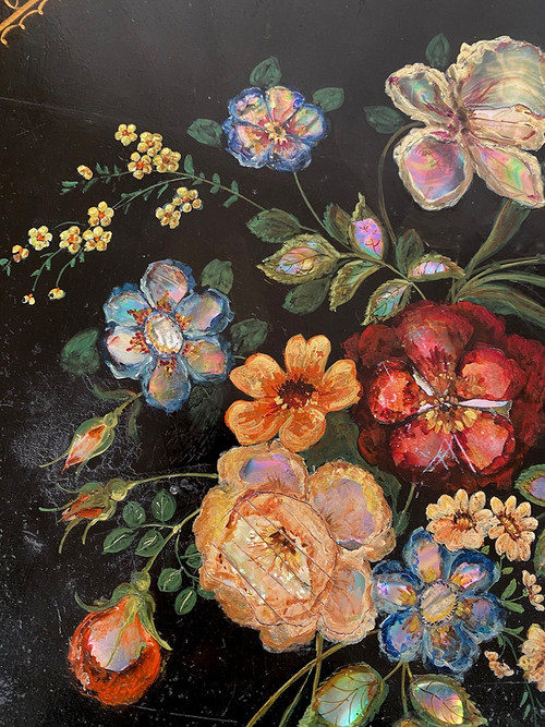 Guéridon basculant Napoléon III, bois laqué noir à décor peint de fleurs et de nacre