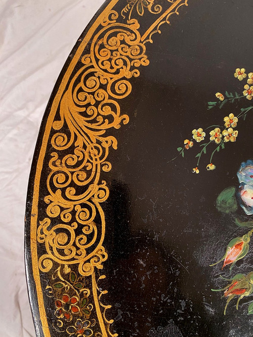 Guéridon basculant Napoléon III, bois laqué noir à décor peint de fleurs et de nacre