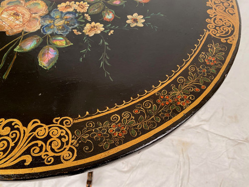 Guéridon basculant Napoléon III, bois laqué noir à décor peint de fleurs et de nacre