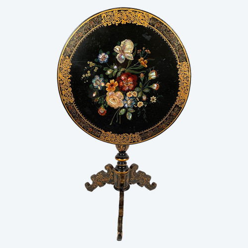 Guéridon basculant Napoléon III, bois laqué noir à décor peint de fleurs et de nacre
