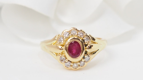 Bague marguerite en or jaune, rubis et diamants