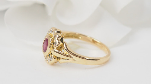 Bague marguerite en or jaune, rubis et diamants