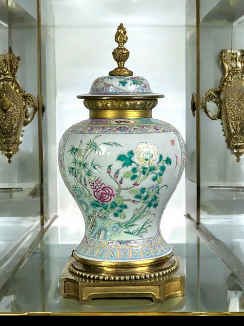 BALUSTER-SHAPED COVERED VASE IN PORCELAIN AND BRONZE IN THE CHINESE TASTE