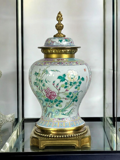 BALUSTER-SHAPED COVERED VASE IN PORCELAIN AND BRONZE IN THE CHINESE TASTE