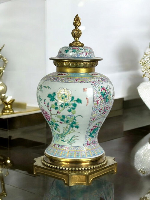 BALUSTER-SHAPED COVERED VASE IN PORCELAIN AND BRONZE IN THE CHINESE TASTE
