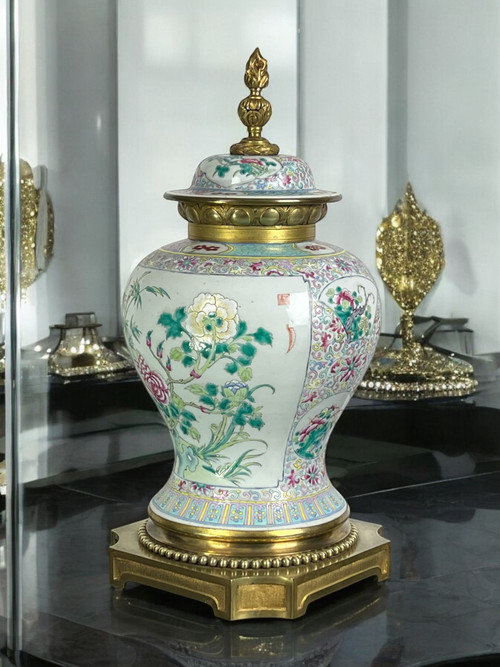 BALUSTER-SHAPED COVERED VASE IN PORCELAIN AND BRONZE IN THE CHINESE TASTE