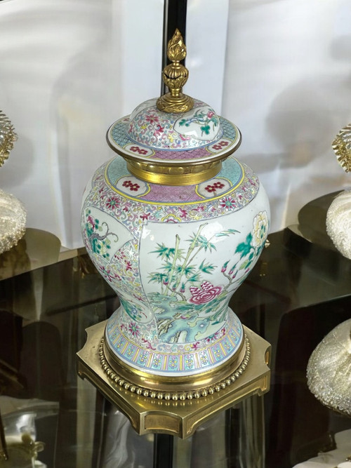 BALUSTER-SHAPED COVERED VASE IN PORCELAIN AND BRONZE IN THE CHINESE TASTE