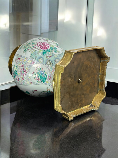 BALUSTER-SHAPED COVERED VASE IN PORCELAIN AND BRONZE IN THE CHINESE TASTE
