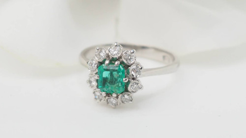 Bague marguerite en or blanc, émeraude et diamants