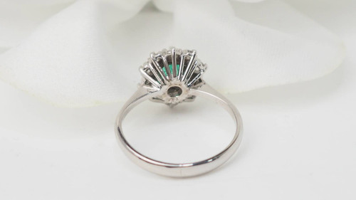 Bague marguerite en or blanc, émeraude et diamants
