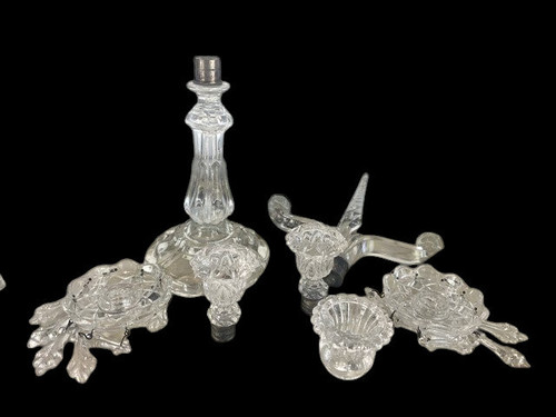 PAAR ZWEIZWEIGIGER KERZENHALTER AUS KRISTALL, DER BACCARAT ZUGESCHRIEBEN WIRD