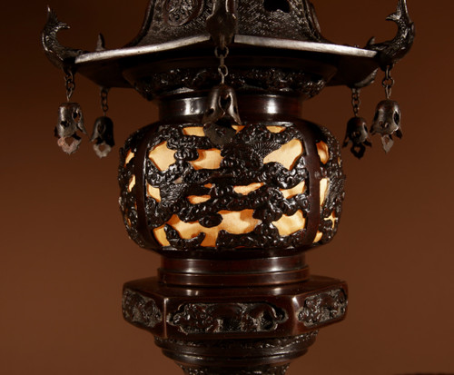 Eine seltene und sehr dekorative japanische Laternen-Tischlampe aus Bronze