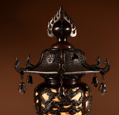  Eine seltene und sehr dekorative japanische Laternen-Tischlampe aus Bronze