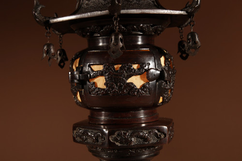  Eine seltene und sehr dekorative japanische Laternen-Tischlampe aus Bronze