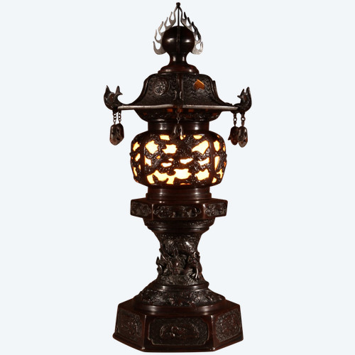  Eine seltene und sehr dekorative japanische Laternen-Tischlampe aus Bronze