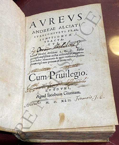 AVREVS ANDREAE ALCIATI.