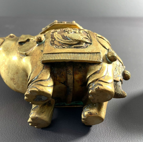 Chine, Premier Tiers Du XXème Siècle, Brûle-parfum En Bronze à Patine Doré Figurant Un éléphant.