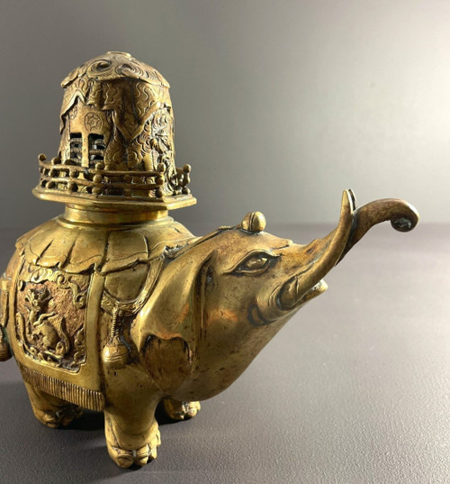 Chine, Premier Tiers Du XXème Siècle, Brûle-parfum En Bronze à Patine Doré Figurant Un éléphant.