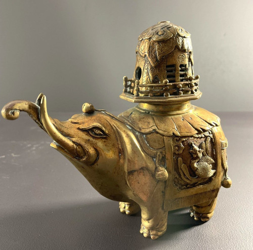 Chine, Premier Tiers Du XXème Siècle, Brûle-parfum En Bronze à Patine Doré Figurant Un éléphant.