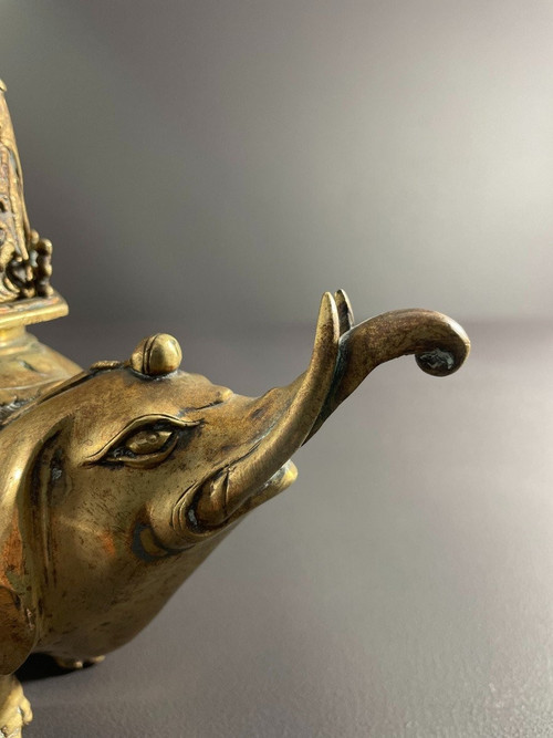 Chine, Premier Tiers Du XXème Siècle, Brûle-parfum En Bronze à Patine Doré Figurant Un éléphant.