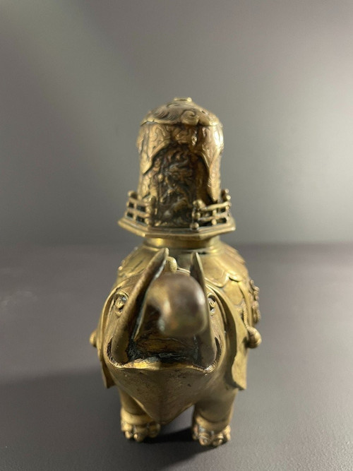 Chine, Premier Tiers Du XXème Siècle, Brûle-parfum En Bronze à Patine Doré Figurant Un éléphant.