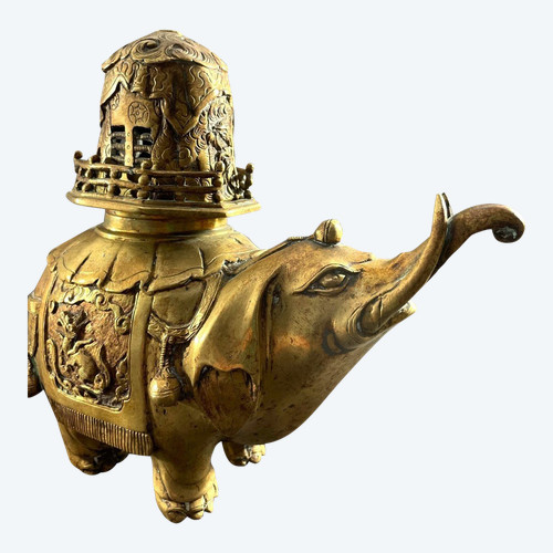 Chine, Premier Tiers Du XXème Siècle, Brûle-parfum En Bronze à Patine Doré Figurant Un éléphant.