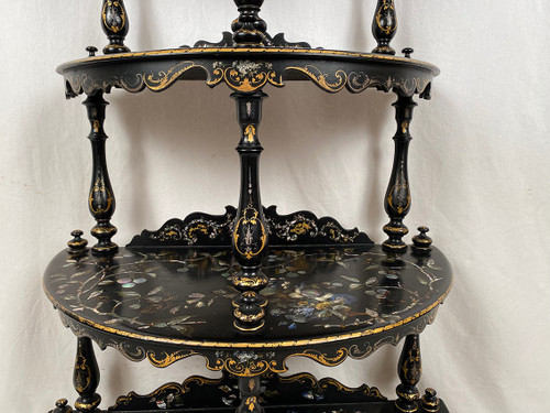 Rare et belle étagère en demi-lune Napoléon III, bois et carton bouilli burgauté